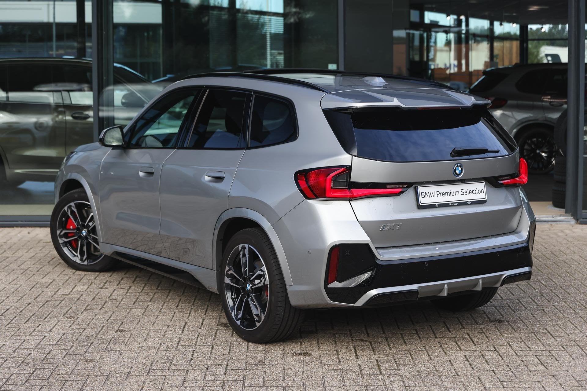 BMW iX1 eDrive20 M Sport / Panoramadak / Trekhaak / Sportsto, Dealer onderhouden, Met garantie (alle), Origineel Nederlands, 204 pk