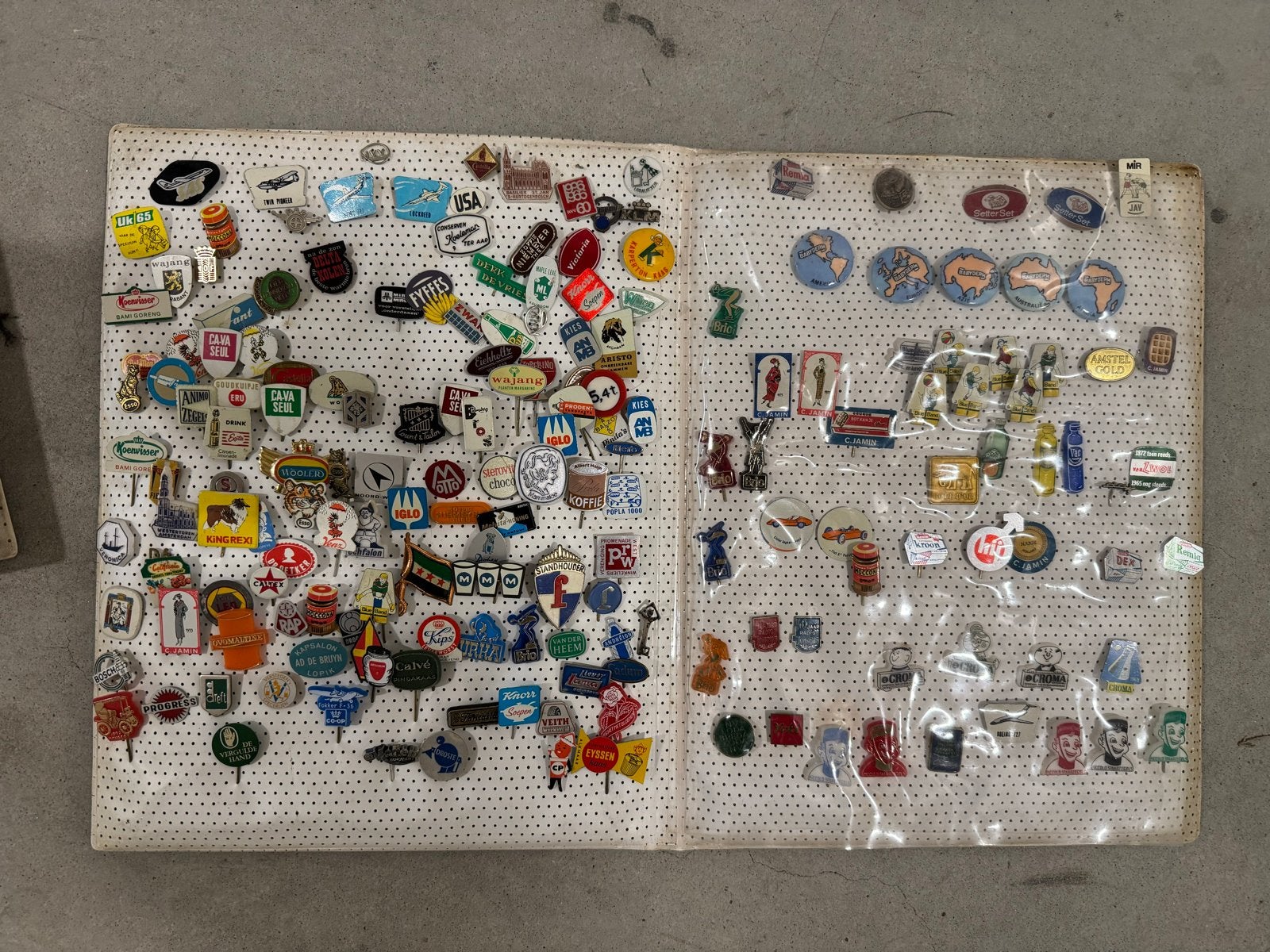 Grote verzameling vintage speldjes in map, Verzamelen, Speldjes, Pins en Buttons, Ophalen of Verzenden, Gebruikt, Merk, Speldje of Pin