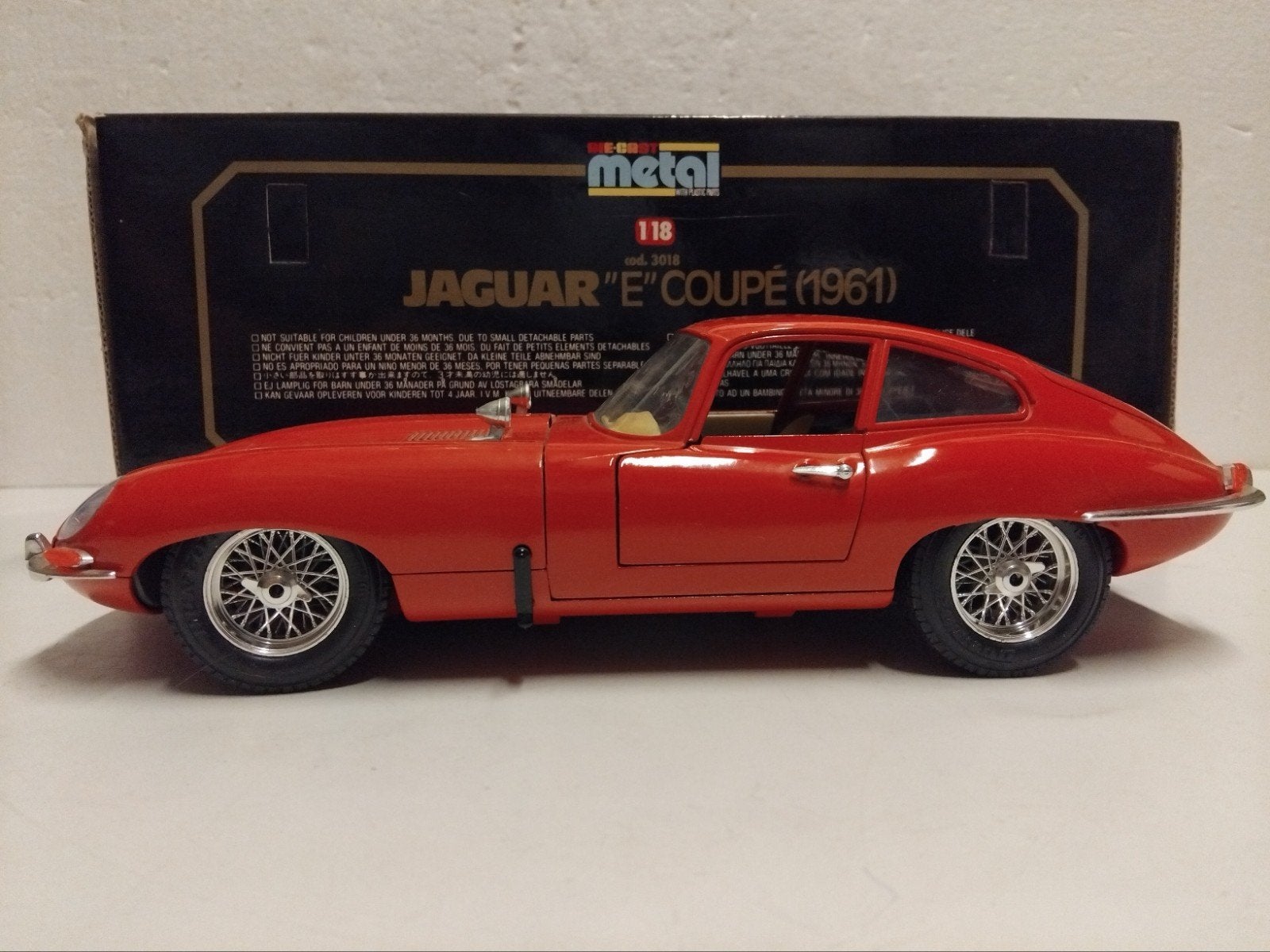 Jaguar E tyoe 1961 Couoe rood Bburago metal 1:18 KRD, Hobby en Vrije tijd, Modelauto's | 1:18, Ophalen of Verzenden, Zo goed als nieuw