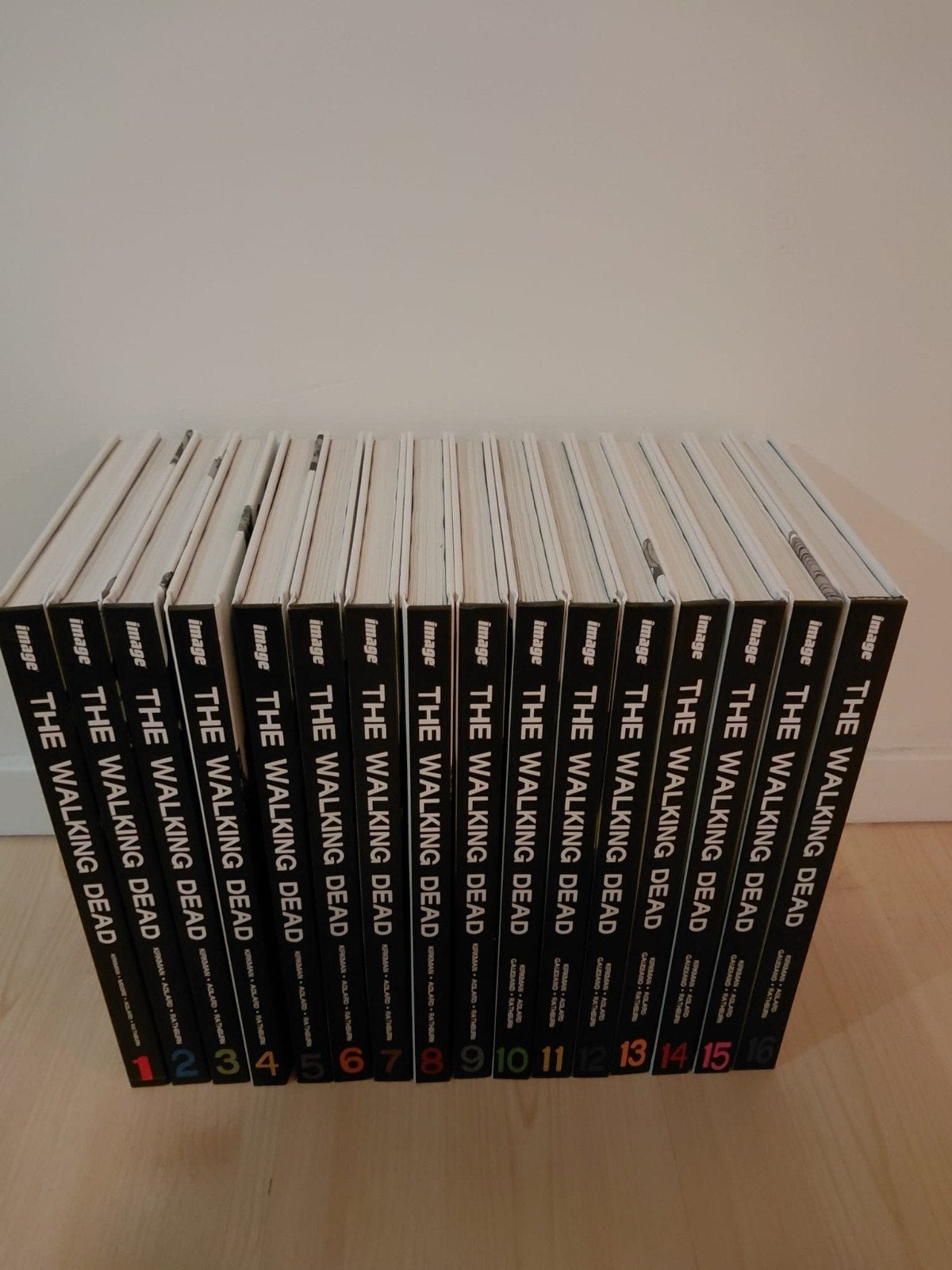 The walking dead deel 1 t/m 16  hardcover, Boeken, Ophalen of Verzenden, Zo goed als nieuw, Amerika