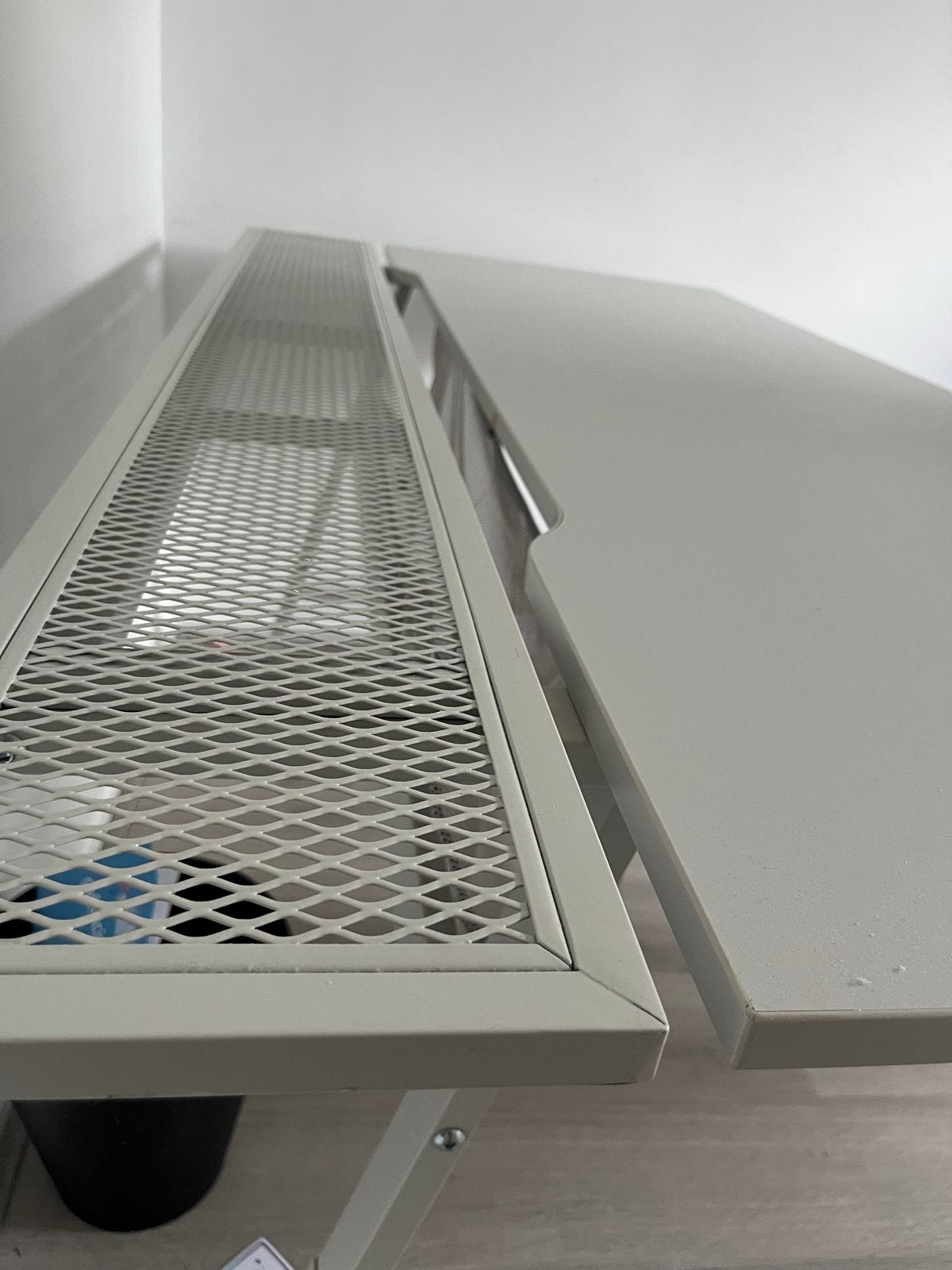 Modern grijs game bureau met kabelgoot, Diversen, Bureau-accessoires, Ophalen, Zo goed als nieuw