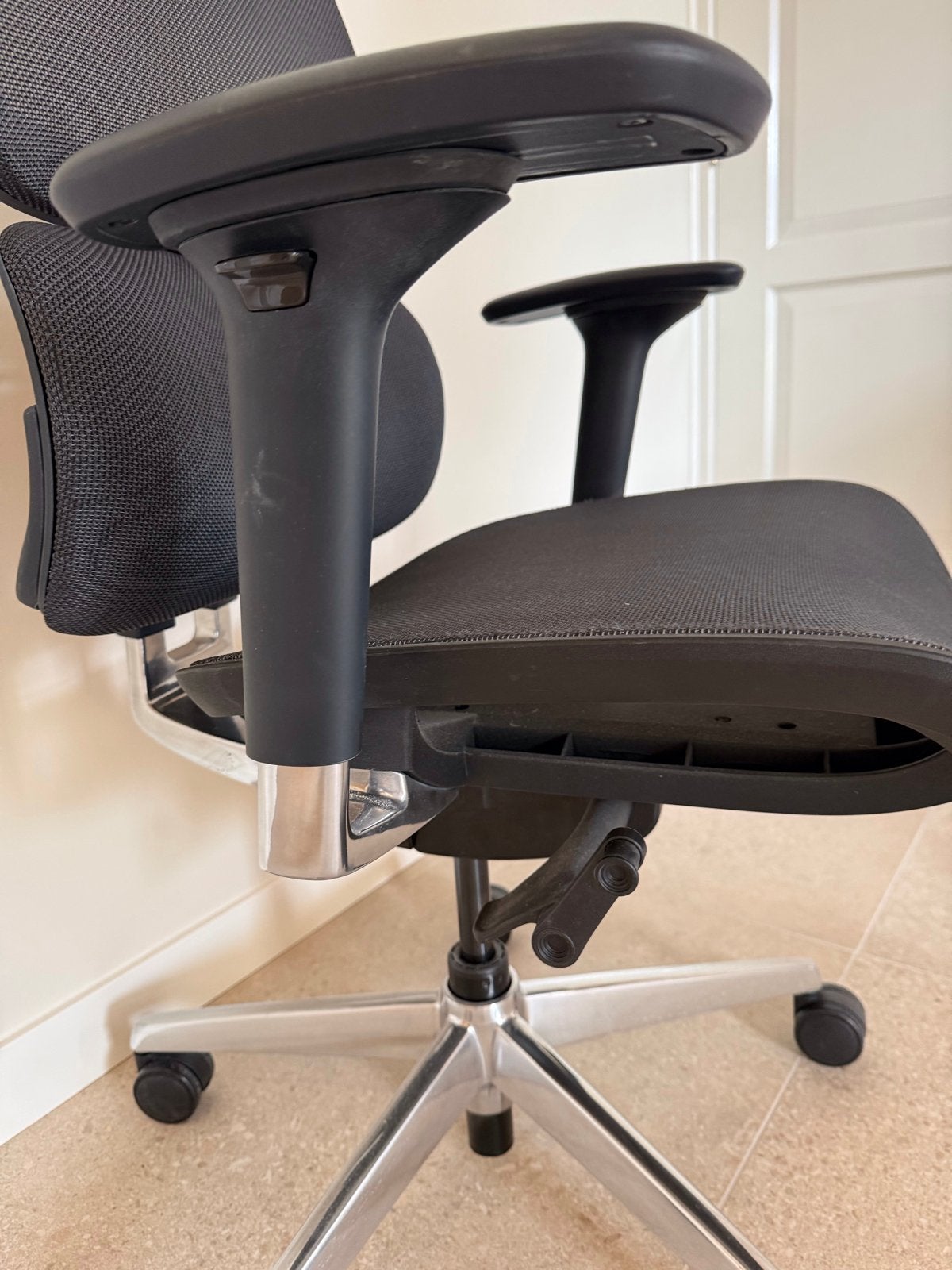 Foto 6 van ZEER PROFESSIONELE ergonomische Bureaustoel - NIEUWSTAAT