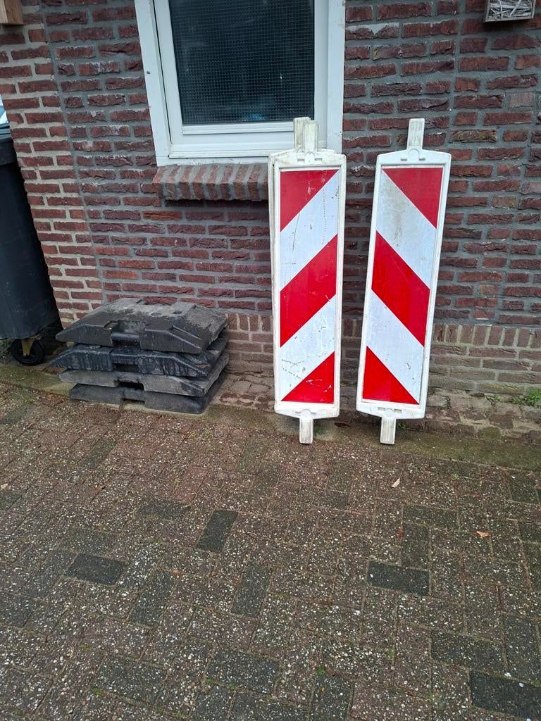 Rood-wit afzet bakens met voet. Meerdere beschikbaar, Ophalen, Overige typen, Minder dan 2 meter