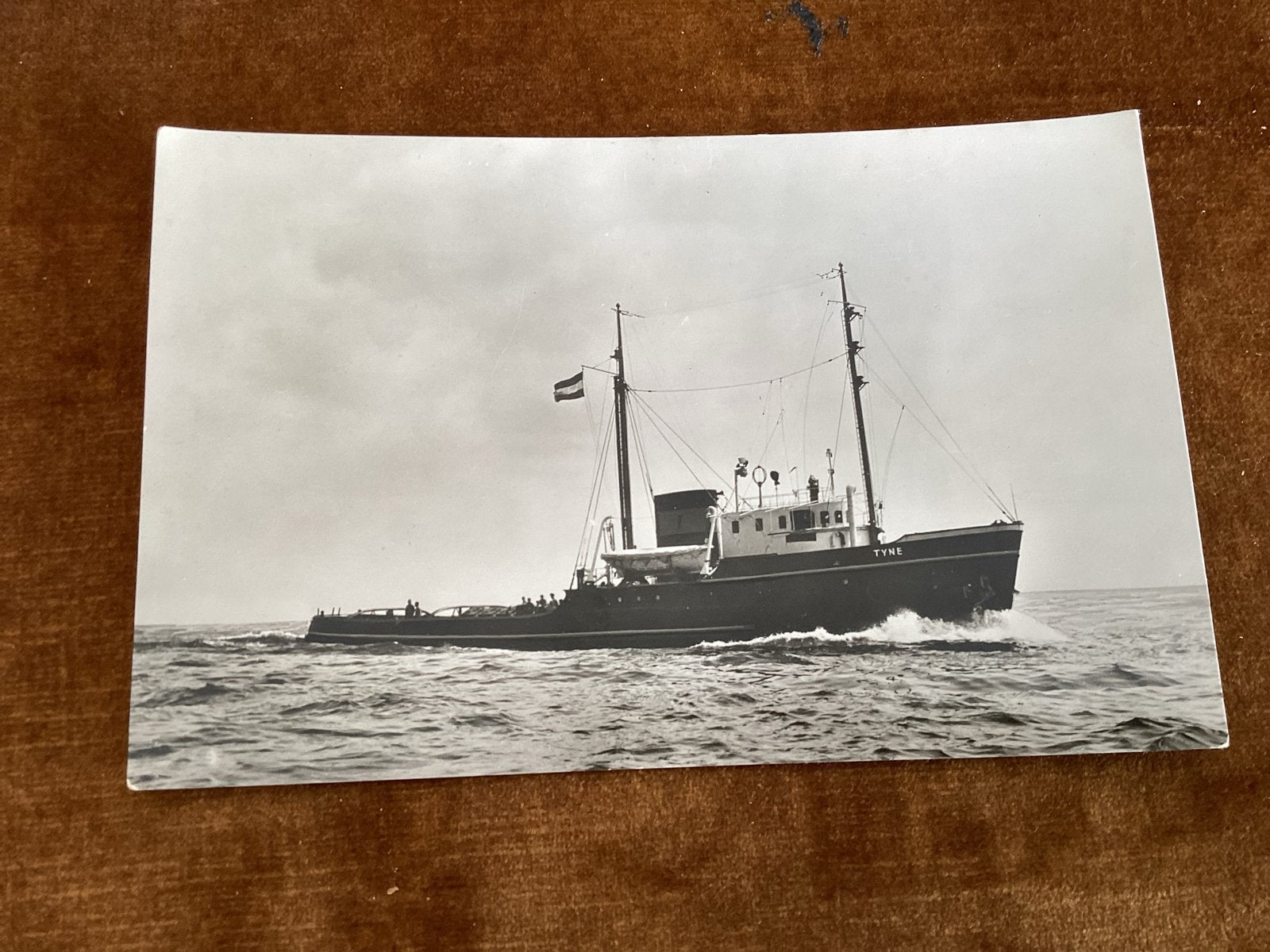 Zwart-wit ansichtkaart m.t. "IYNE" 1959, Verzamelen, Scheepvaart, Ophalen of Verzenden, Gebruikt, Kaart, Foto of Prent