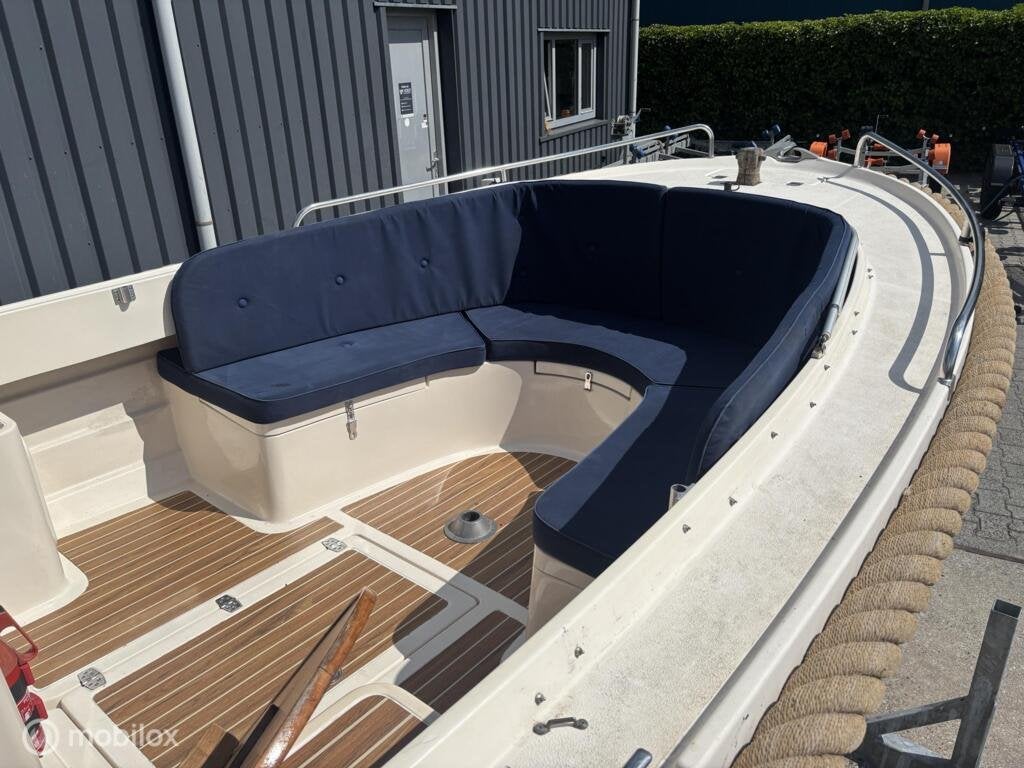 Crescent 21 zeer ruime bun sloep, Buitenboordmotor