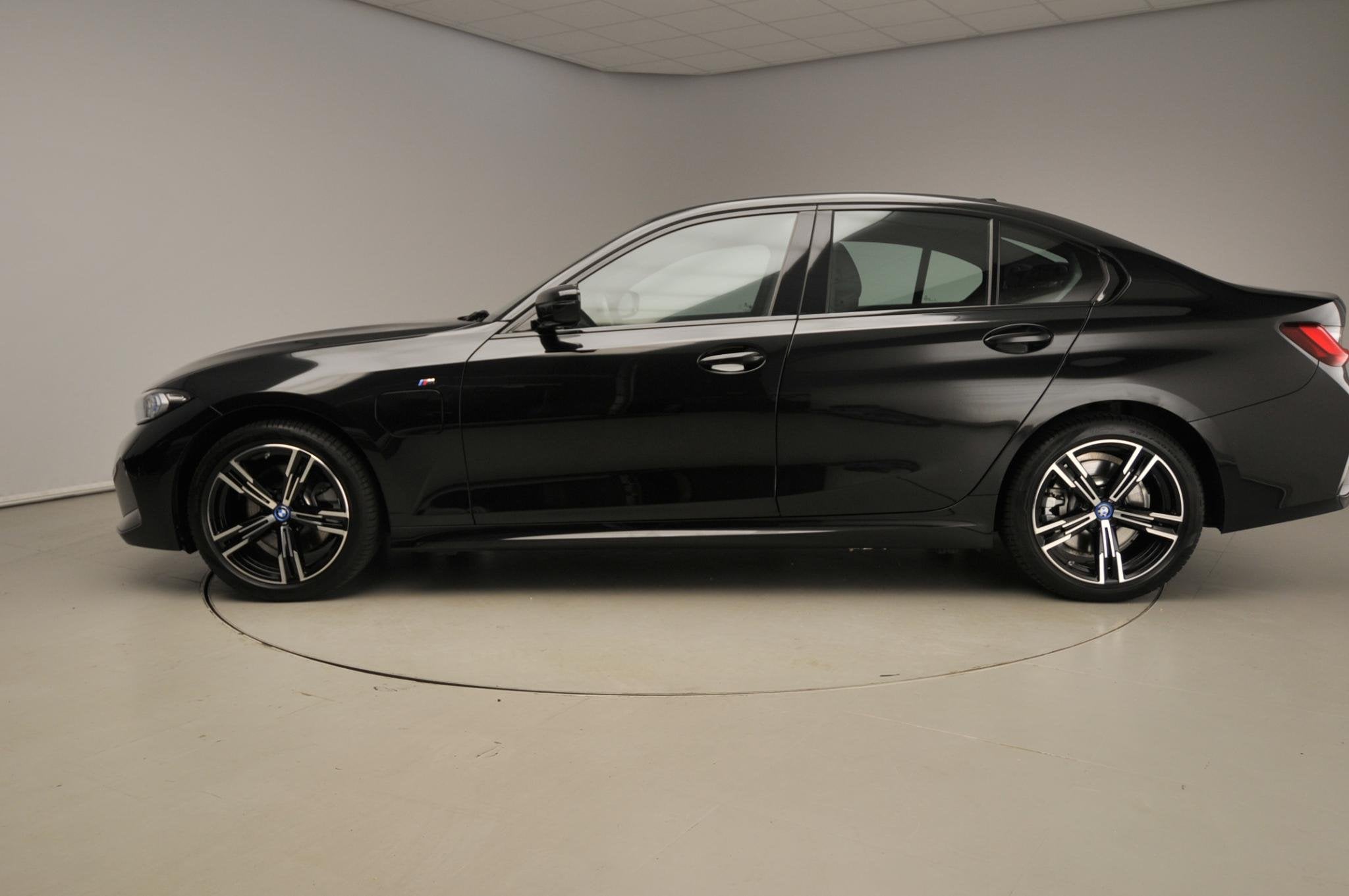 BMW 3 Serie Sedan 320e | M-Sportpakket | LED | Navigatie | S, Auto's, BMW, Gebruikt, 4 cilinders, Automatische klimaatregeling