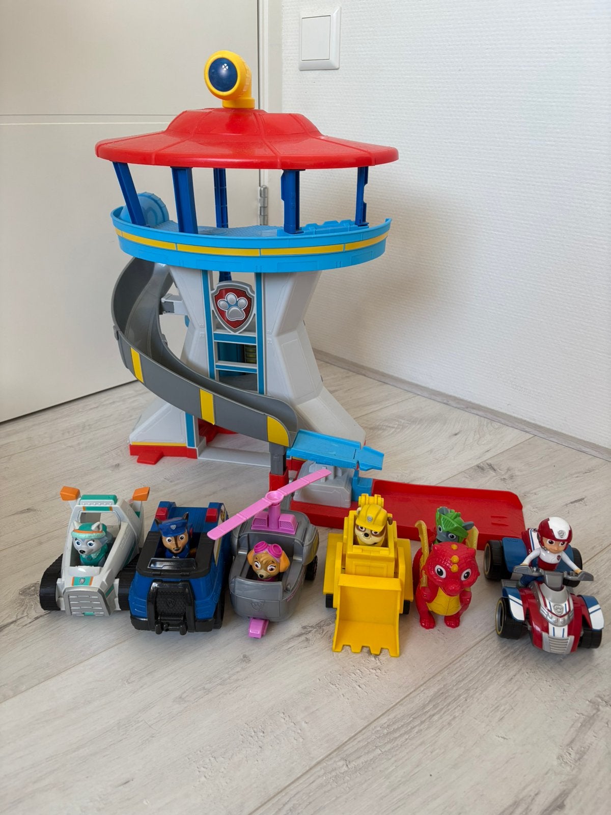 Paw patrol uitkijktoren met toebehoren., Ophalen, Zo goed als nieuw