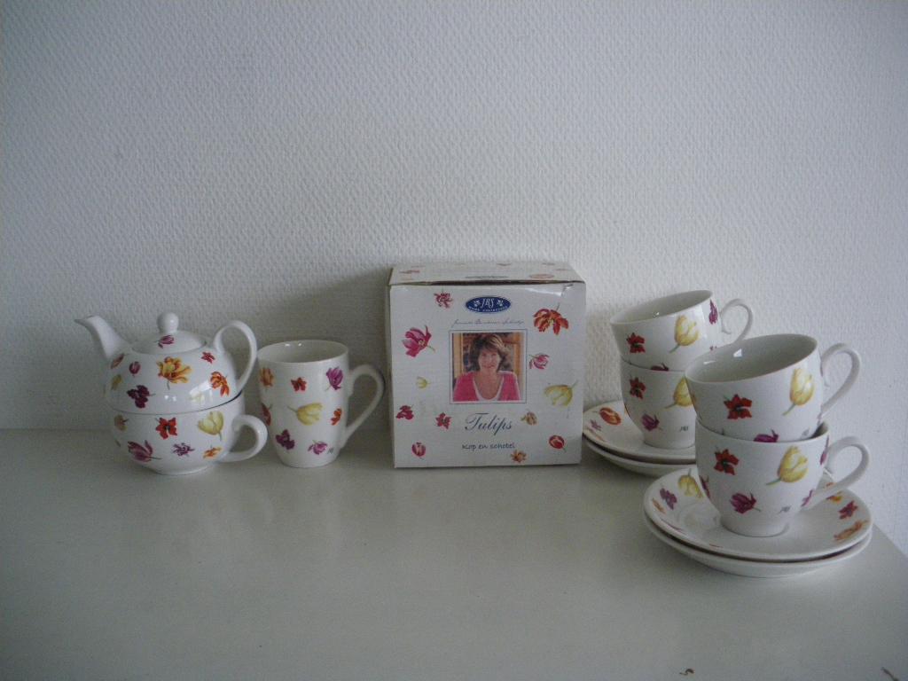 Janneke Brinkman TULIPS servies, Huis en Inrichting, Keuken | Servies, Ophalen of Verzenden, Zo goed als nieuw, Bord(en), Wedgwood
