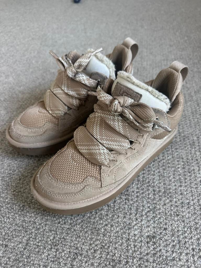 Ugg lowmel maar 38 beige, Ophalen of Verzenden, Zo goed als nieuw, Beige