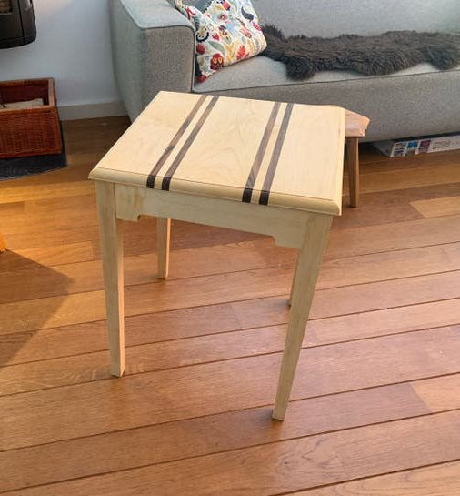 Stijlvolle Handgemaakte bijzettafel van esdoorn en notenhout, Ophalen, Minder dan 55 cm, Vierkant, Nieuw
