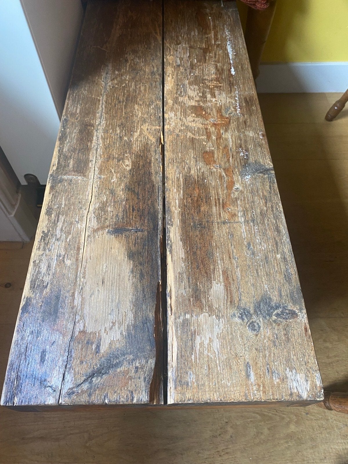 Vintage houten eettafel met 4 stoelen en bankje, Ophalen