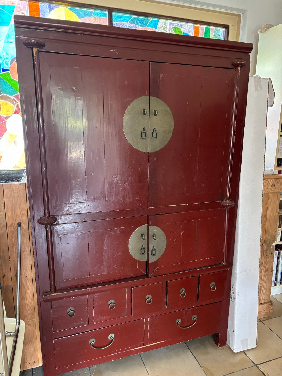Antieke Chinese kast - Rood gelakt met messing beslag, Ophalen