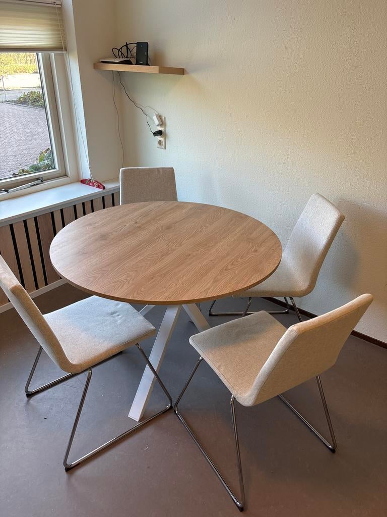 Moderne ronde eettafel met 4 stoelen, Huis en Inrichting, Tafels | Eettafels, Gebruikt, 100 tot 150 cm, Vier personen, Rond, Overige houtsoorten