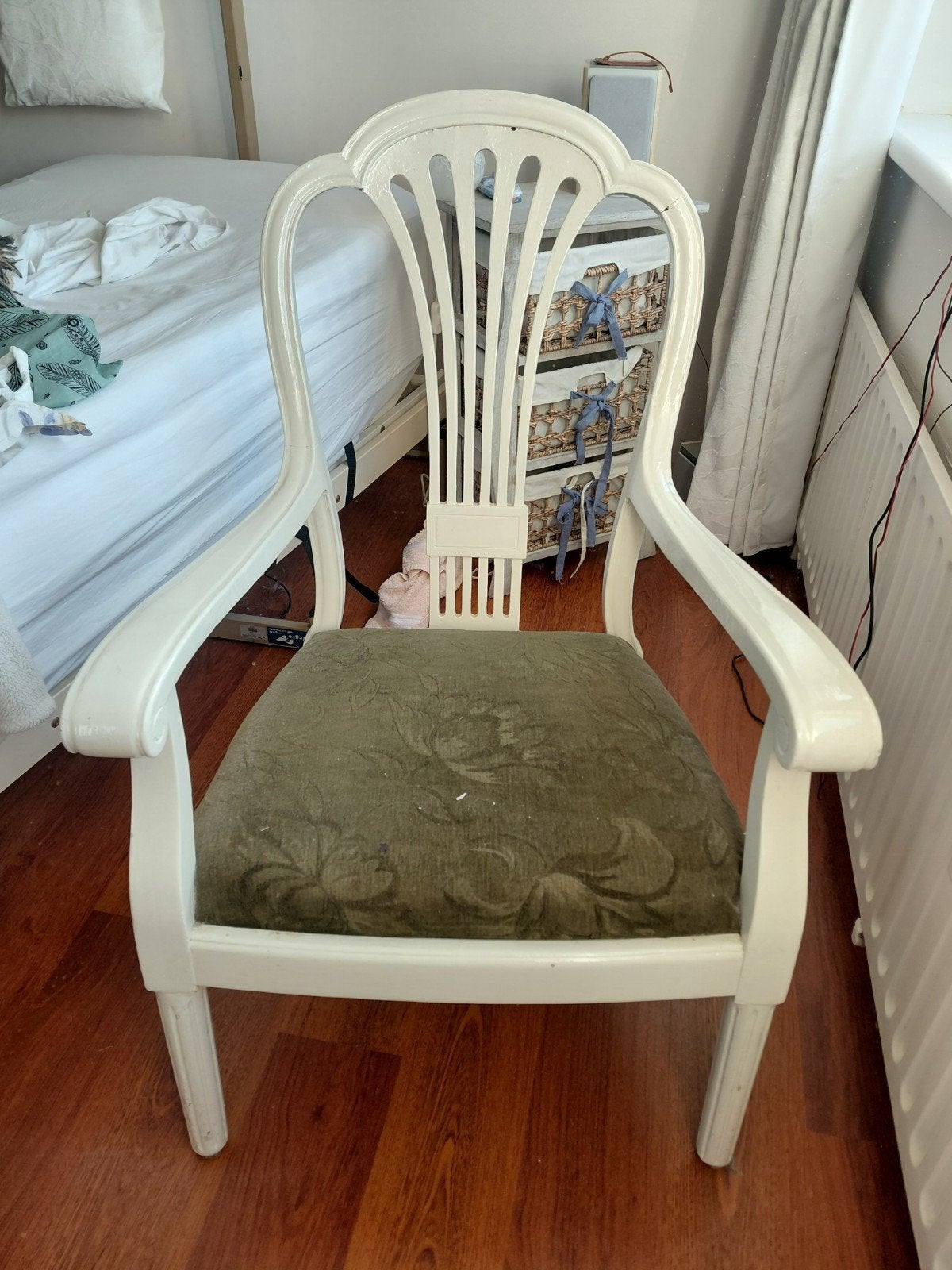 Gratis Vintage Witte Houten Stoel met Groene Stoffen Zitting, Huis en Inrichting, Stoelen, Ophalen, Gebruikt, Wit, Klassiek, Vintage