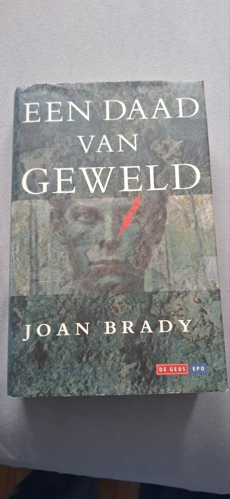 Een Daad van Geweld - Joan Brady, Ophalen of Verzenden, Gelezen, Joan Brady