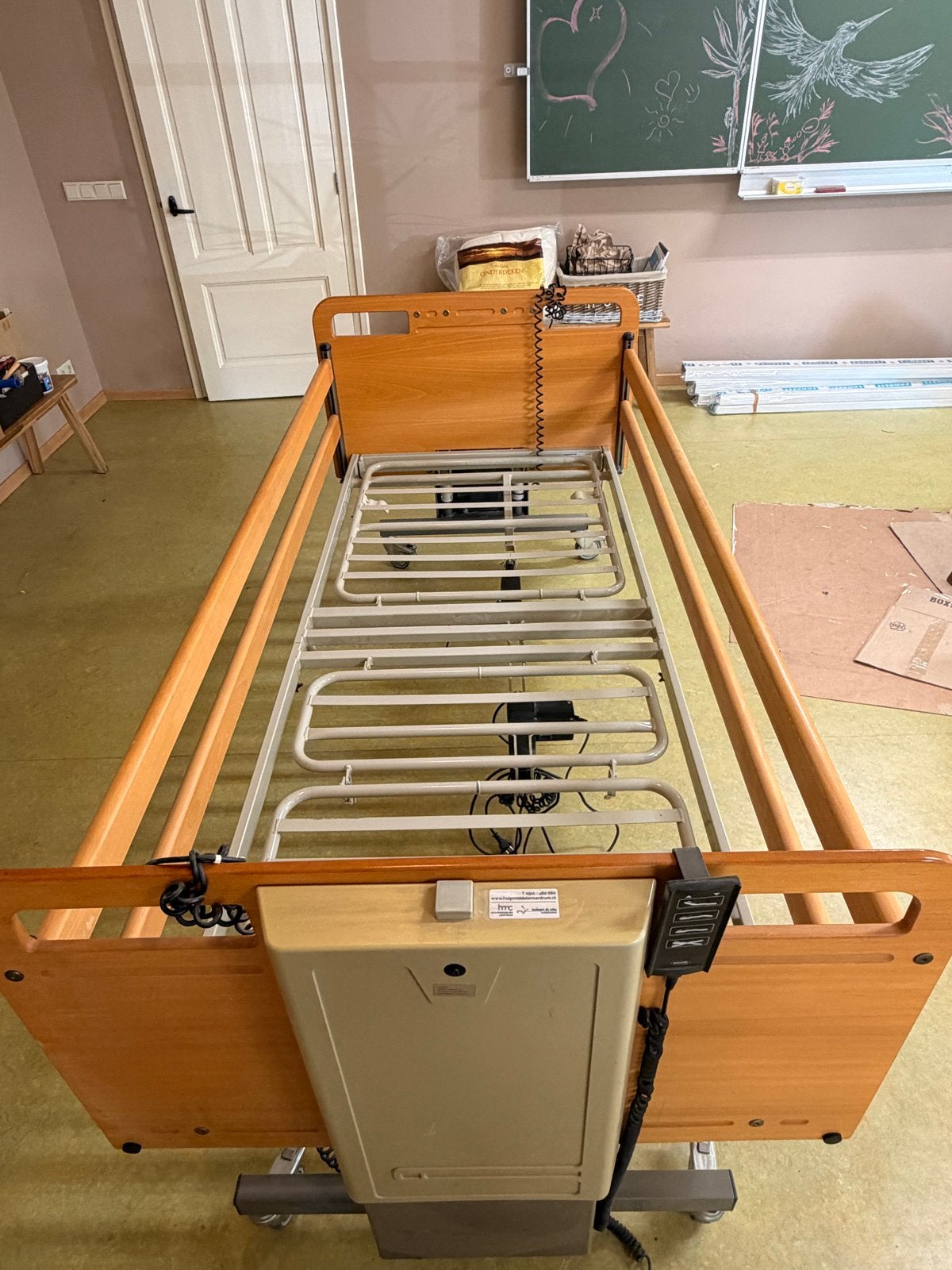 Elektrisch verstelbaar eenpersoons (ziekenhuis)bed, Ophalen