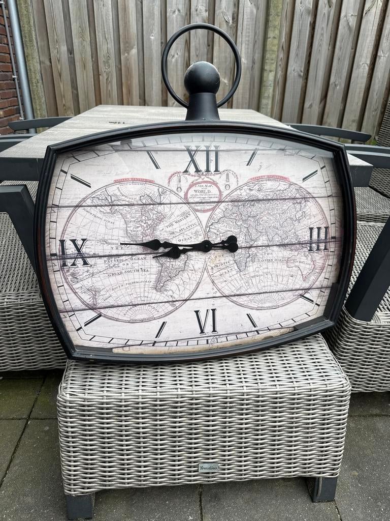 Grote wandklok met wereldkaart design, Ophalen, Gebruikt, Analoog, Wandklok