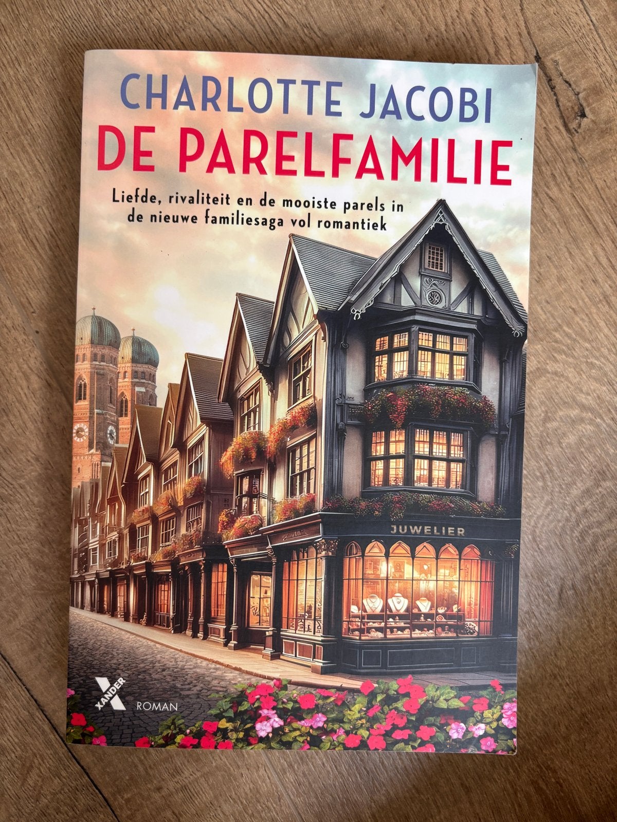 De Parelfamilie - Charlotte Jacobi (Roman), Ophalen of Verzenden, Zo goed als nieuw, Europa overig