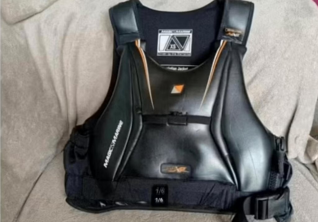 Magic marine revolution jacket maat XS 40-50kg, Watersport en Boten, Gebruikt, Kind, Ophalen of Verzenden, Reddingsvest of Zwemvest