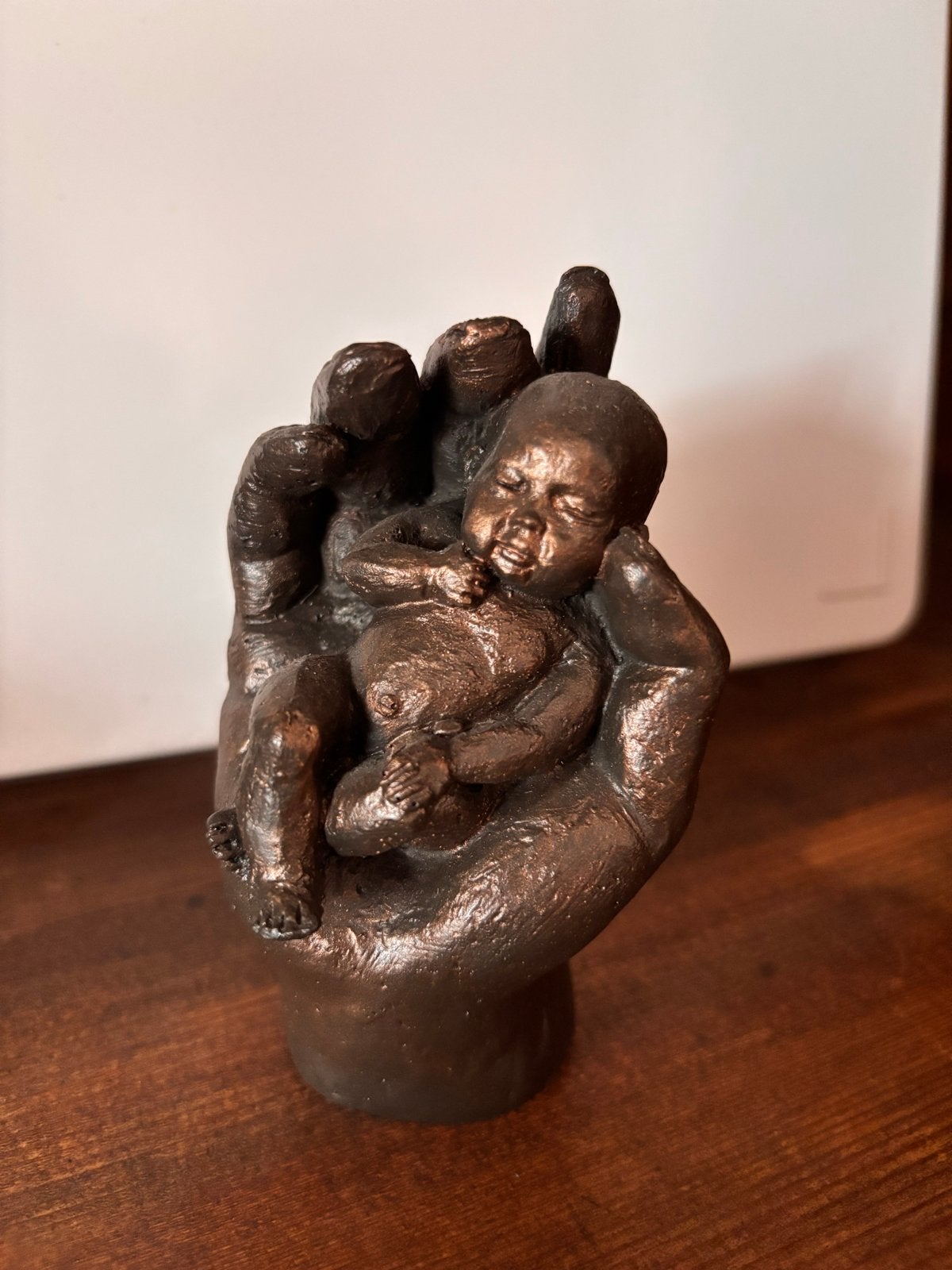 Bronzen beeldje: Slapende baby in hand geert kunen, Overige onderwerpen, Minder dan 20 cm, Ophalen of Verzenden, Beeld