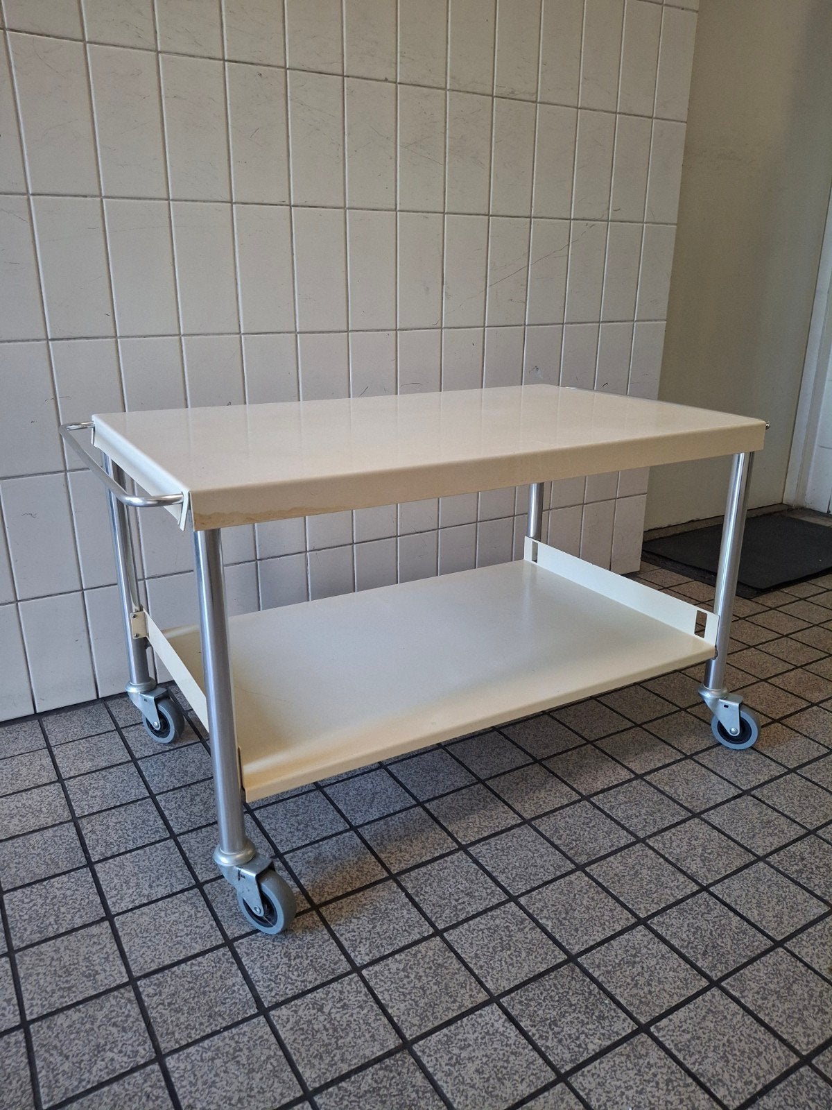 Metalen salontafel op wielen., Ophalen, 50 – 75, Gebruikt, 50 tot 100 cm