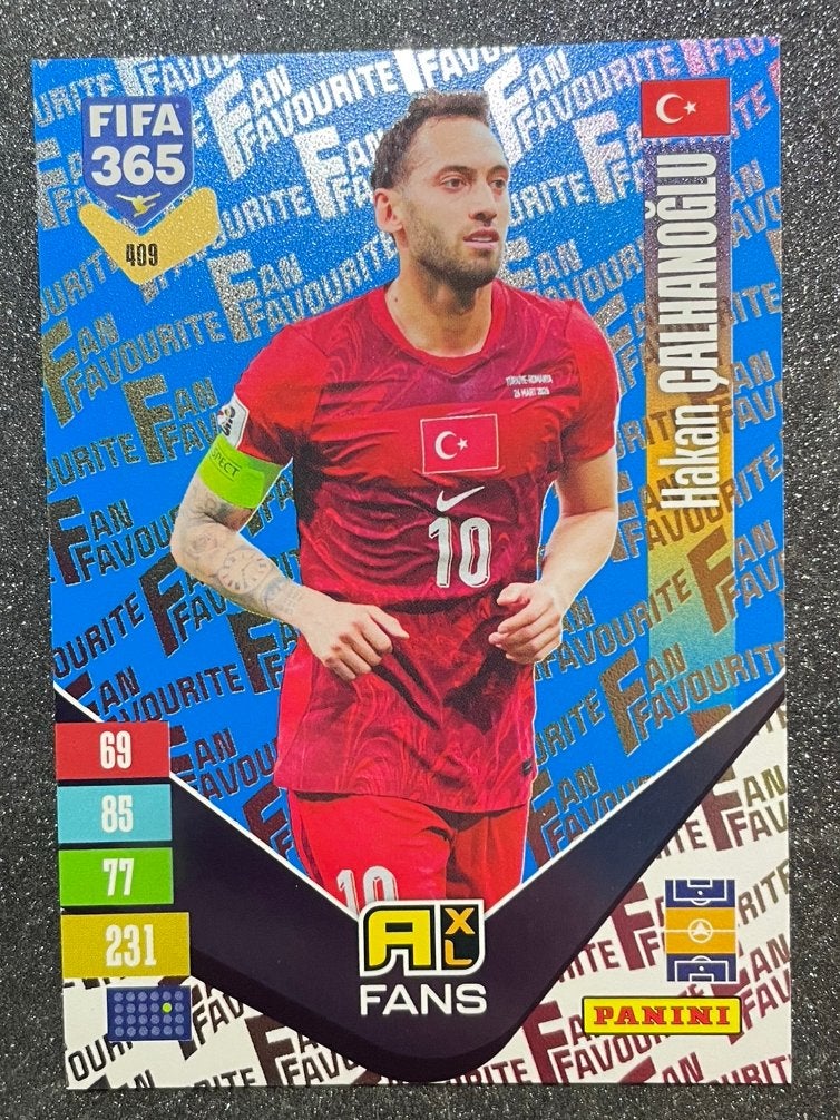 Panini Fifa365 2027 BLUE PAR. FANS’ FAV. ÇALHANOĞLU TÜRKİYE, Verzenden, Zo goed als nieuw, Plaatje