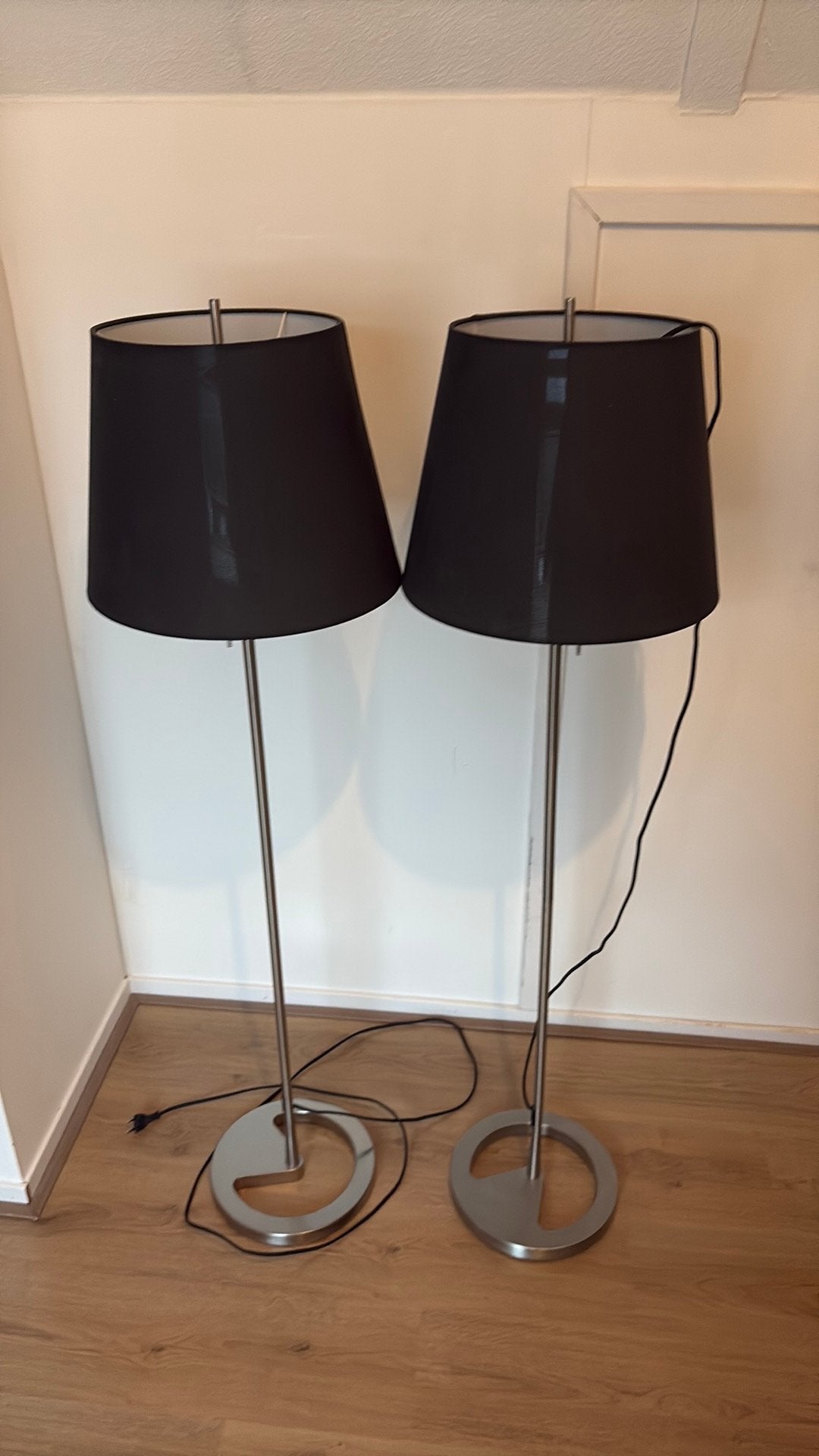 Set van 2 Dimbaar Staande Lampen met Zwarte Lampenkap, Ophalen, Zo goed als nieuw, Metaal, 100 tot 150 cm