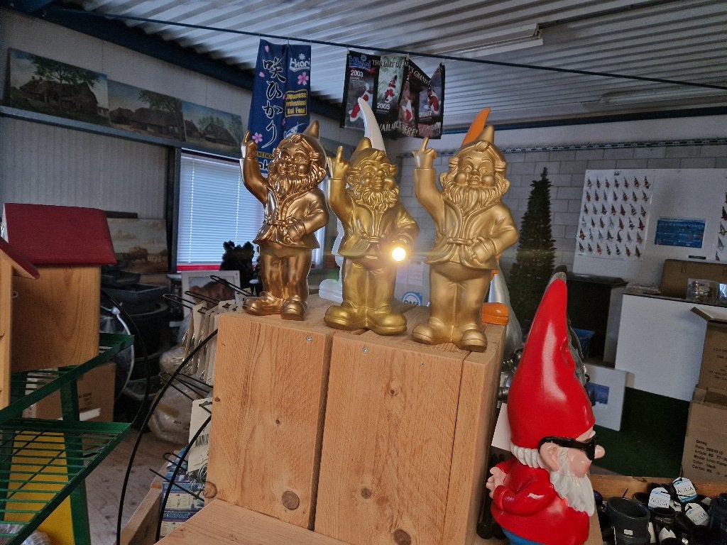 Tuinkabouter middelvinger lampje op solar zaklamp, Ophalen of Verzenden, Nieuw, Kunststof, Dierenbeeld
