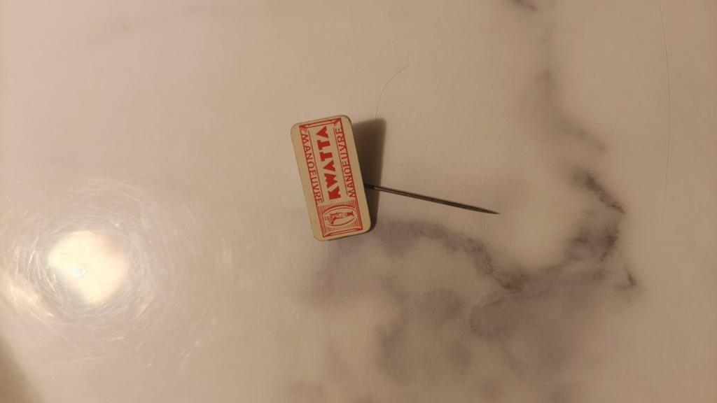 Vintage Kwatta Manoeuvre speldje, Ophalen of Verzenden, Gebruikt, Overige soorten, Overige typen