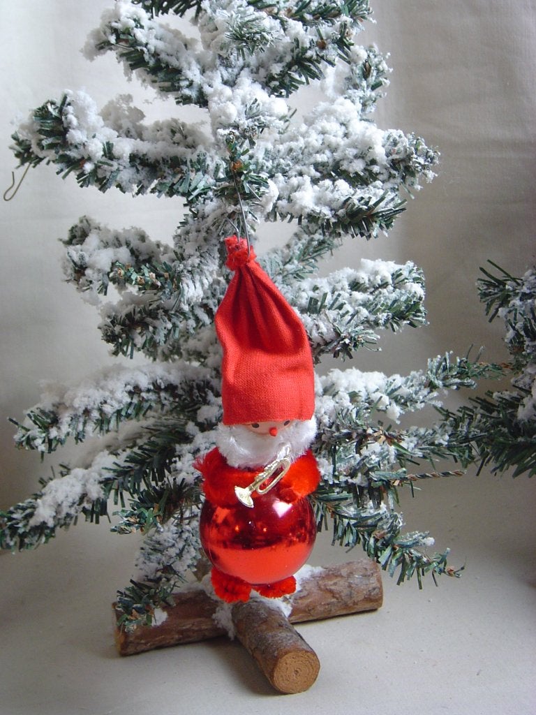 Vintage kleine kerstman met glazen bal, Ophalen of Verzenden, Gebruikt