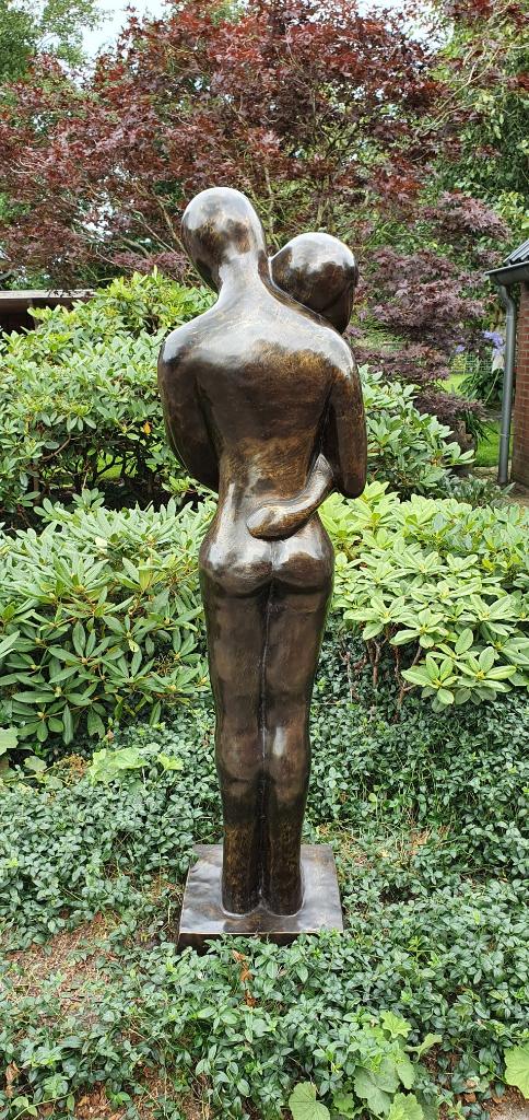 OMHELZING/ bronzen beeld / xxl / 145 cm hoog, Tuin en Terras, Tuinbeelden, Ophalen, Nieuw, Peize, Info@huisentuindecoratiemarie.nl