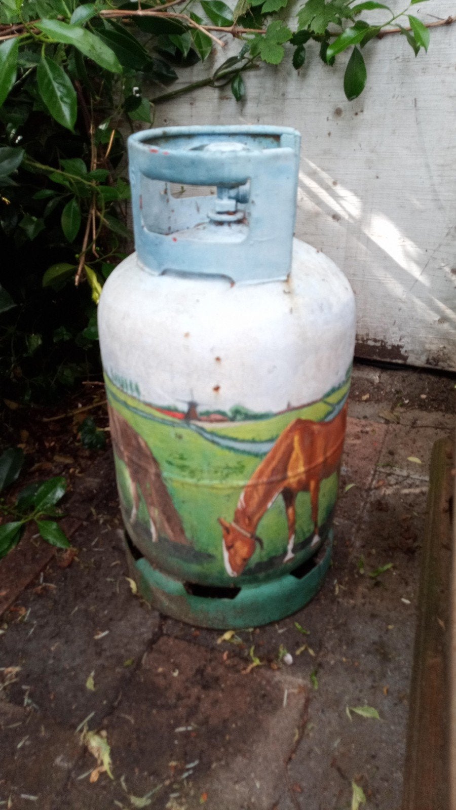 Paarden geschilderd op een oude gasfles, Ophalen, Gebruikt