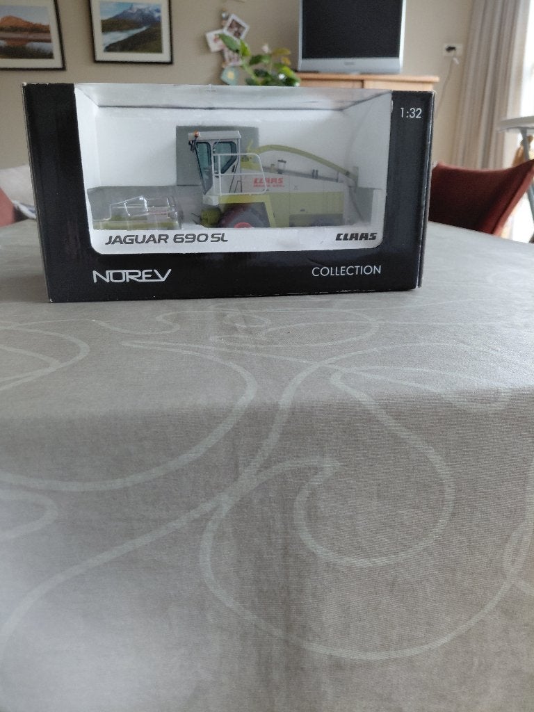 Claas jaguar ls 690 met 4 rijige kettingbek, Hobby en Vrije tijd, Modelauto's | 1:32, Ophalen of Verzenden, Zo goed als nieuw