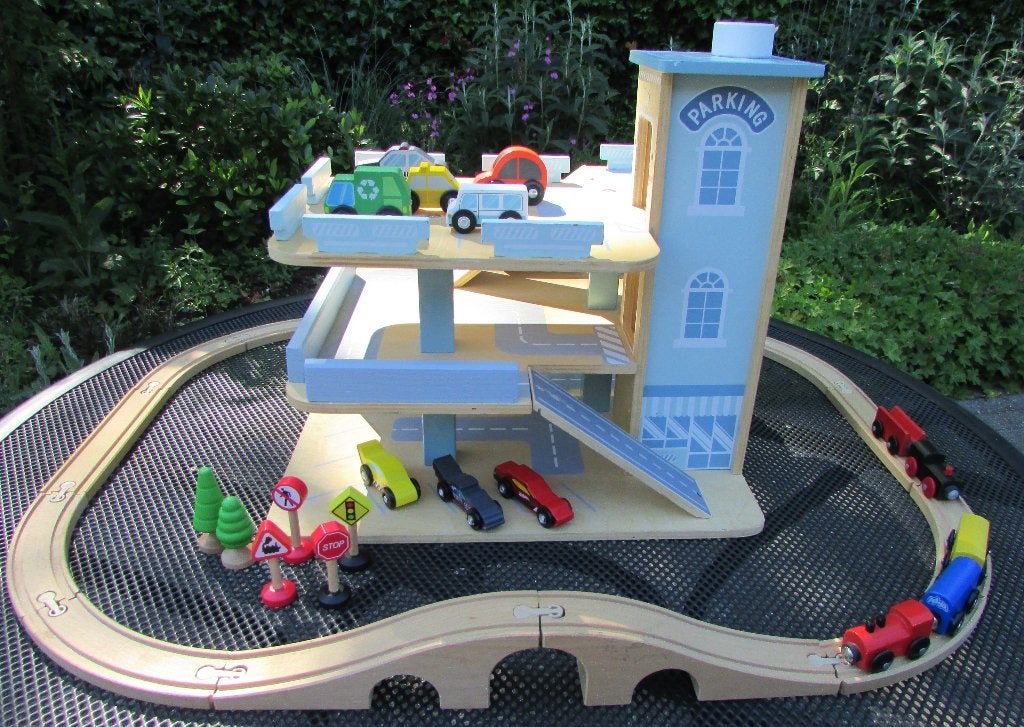 Houten garage met houten treinrails, Kinderen en Baby's, Speelgoed | Houten speelgoed, Ophalen of Verzenden, Gebruikt