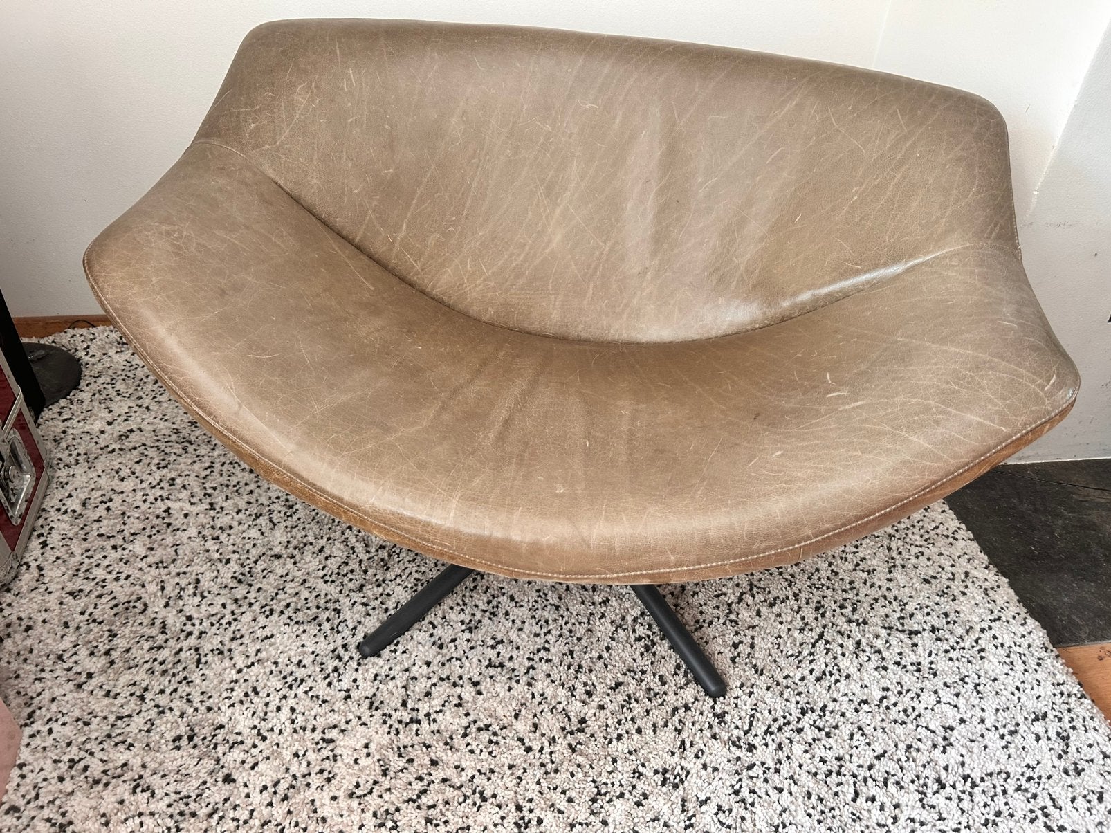 Label Gigi Vandenberg fauteuil, olijfgroen leer, draaibaar, Huis en Inrichting, Ophalen, Gebruikt, Overige kleuren, Leer