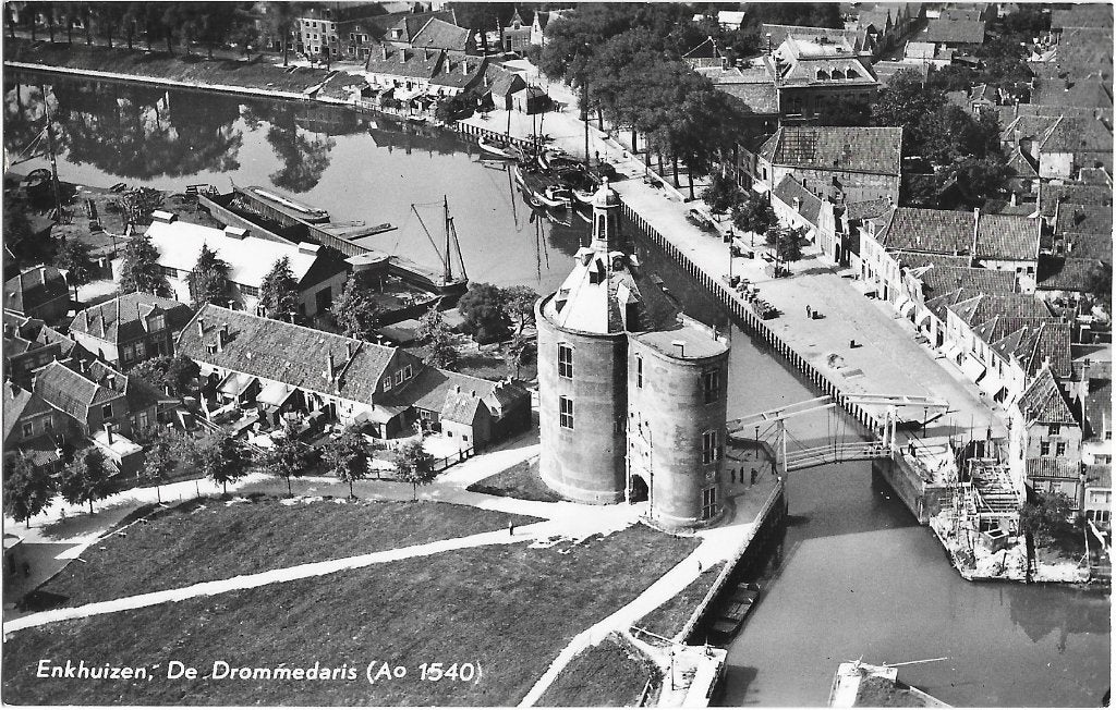 Enkhuizen, Drommedaris (Ao 1540), ophaalbrug, luchtfoto, Ophalen of Verzenden, 1960 tot 1980, Ongelopen, Noord-Holland