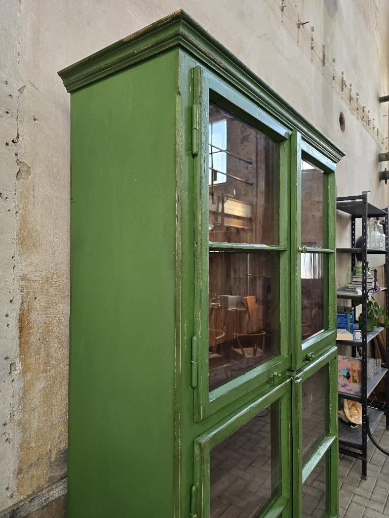 Hoge Vintage Houten Vitrinekast Groen | Grote Vitrine Kast, 200 cm of meer, Ophalen of Verzenden, Grenenhout, 25 tot 50 cm