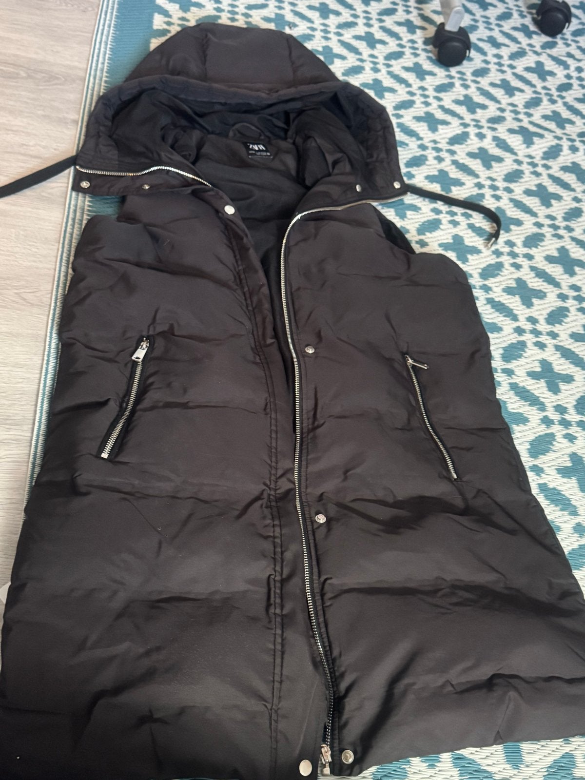 Beige en zwarte lange gewatteerde bodywarmer met capuchon, Ophalen of Verzenden, Zo goed als nieuw, Maat 34 (XS) of kleiner, Zwart