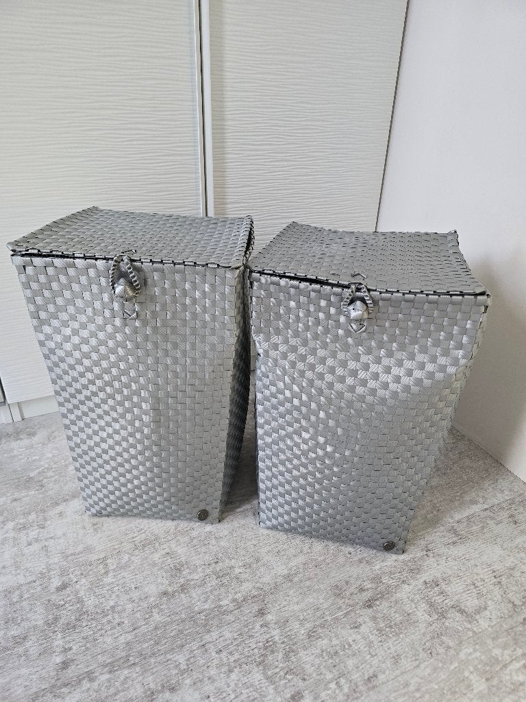 2x gevlochten wasmand grijs / zilver van Handed By, Ophalen, Kunststof, Mand, Zo goed als nieuw