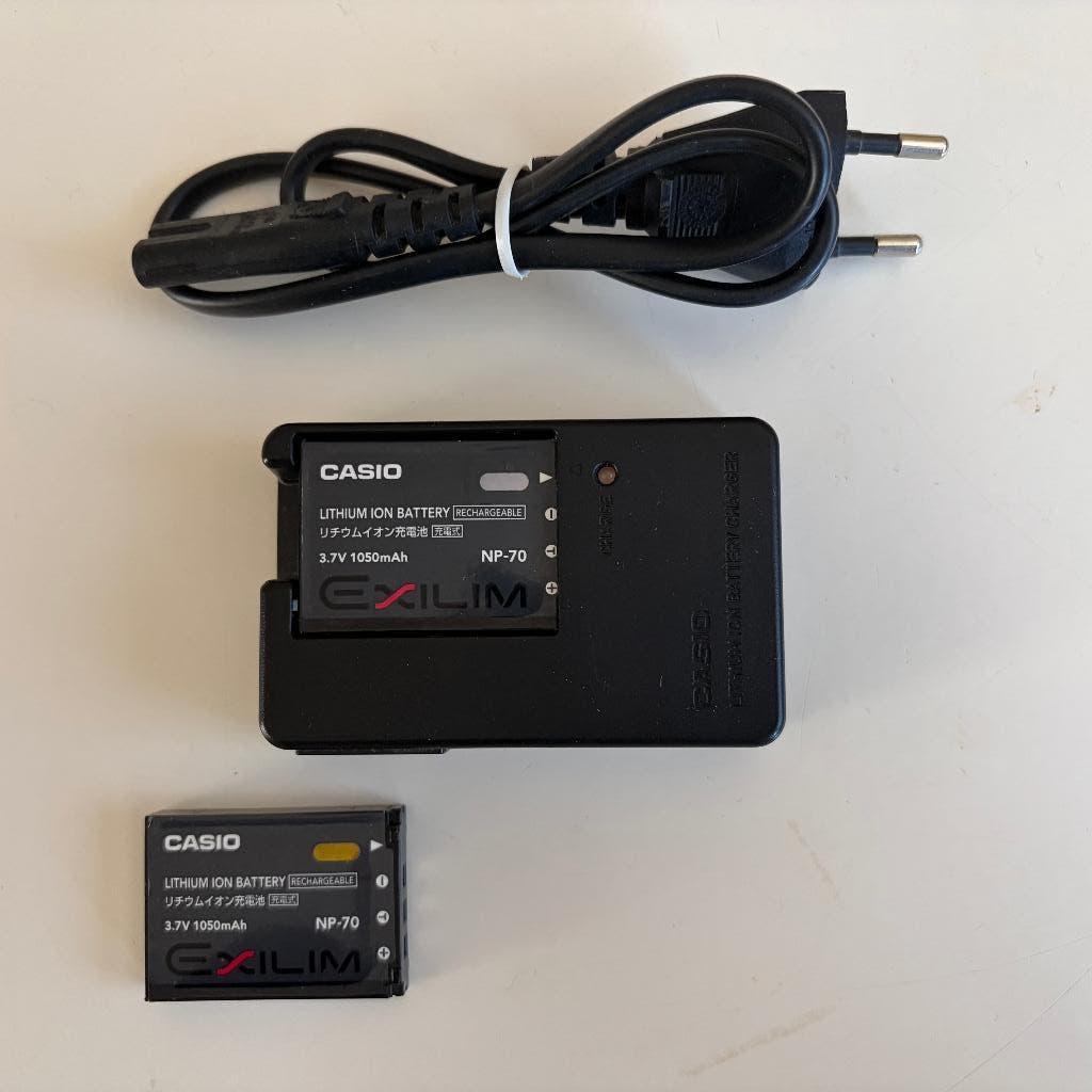 Casio 2x accu's NP-70 met oplader; Origineel Casio !!, Compact, Ophalen of Verzenden, Zo goed als nieuw, 4 t/m 7 keer
