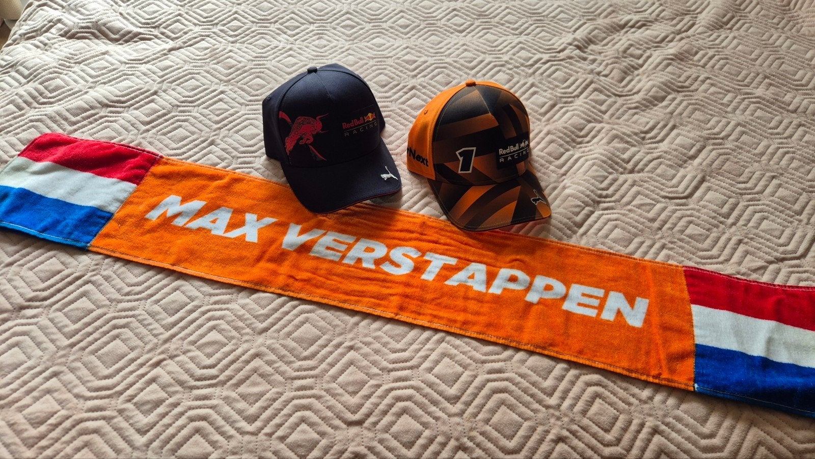 Max Verstappen Zandvoort Set: Caps, Vlag, Overall & Tas, Maat 52/54 (L), Meerkleurig, Ophalen of Verzenden, Zo goed als nieuw