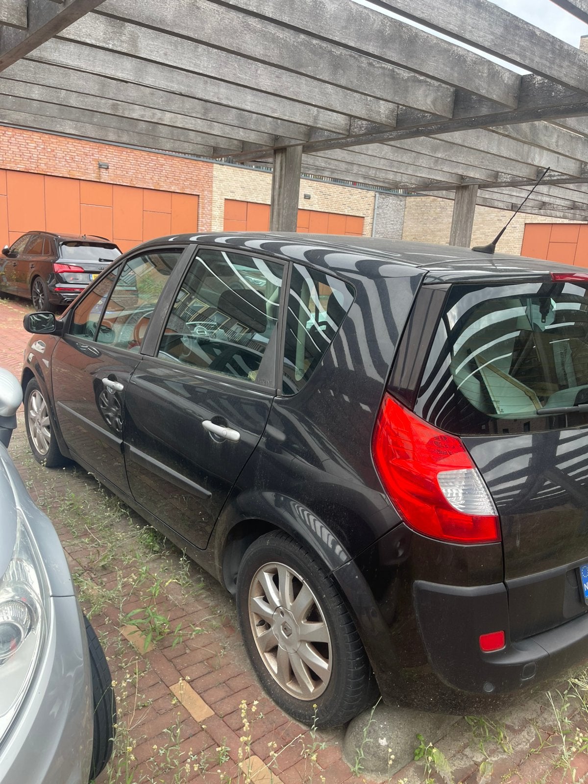 Renault megane Scénic 1.6 16V 82KW automaat 2006 Zwart, Auto's, Renault, 1345 kg, 4 cilinders, Zwart, Origineel Nederlands