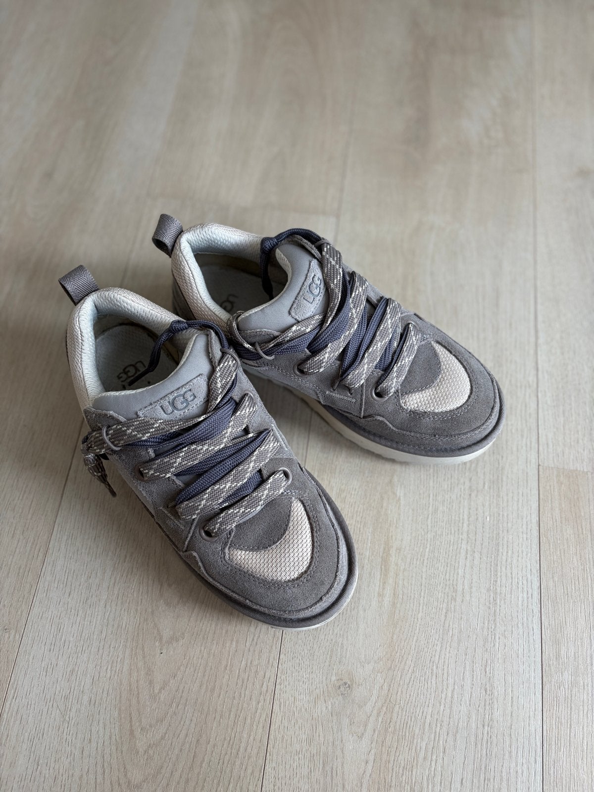 UGG sneakers grijs/paars maat 42, Kleding | Dames, Schoenen, Ophalen, Gedragen, Grijs, Sneakers of Gympen