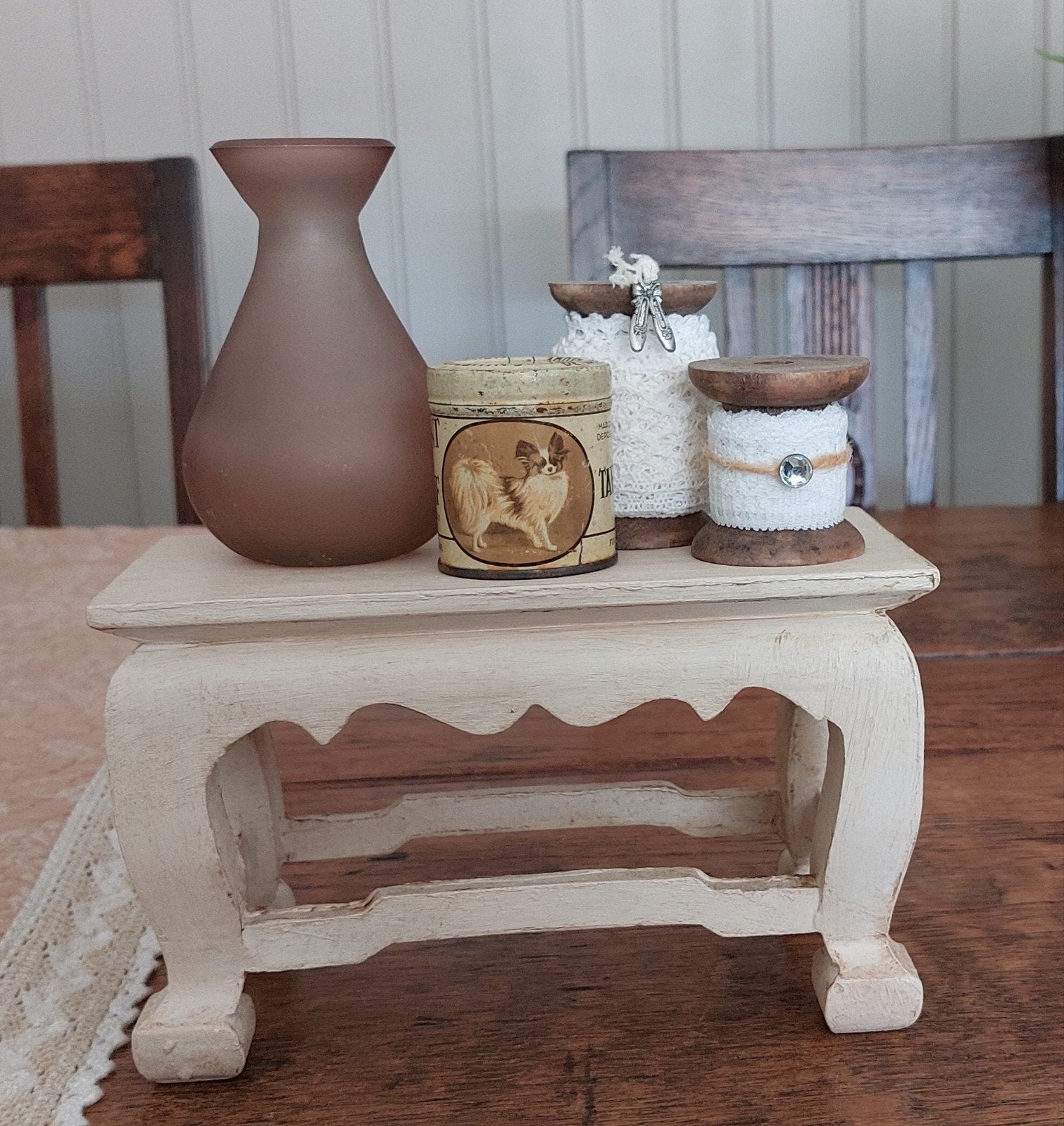 Brocante krukje met hebbedingetjes erop, Ophalen