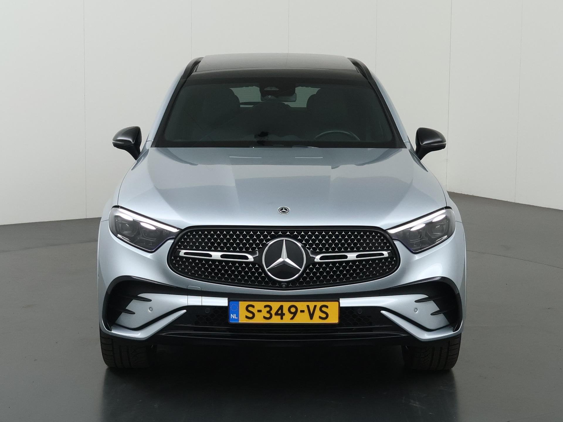Mercedes-Benz GLC-klasse 300e 4MATIC AMG Night | Lederen bek, Auto's, Mercedes-Benz, Automaat, Gebruikt, 4 cilinders, Vierwielaandrijving
