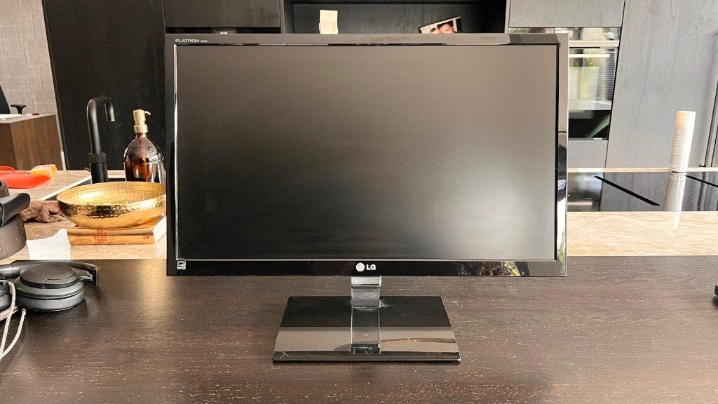 LG Flatron E2360V-PN, Hoofdtelefoonaansluiting, Full HD, Zo goed als nieuw, 61 t/m 100 Hz