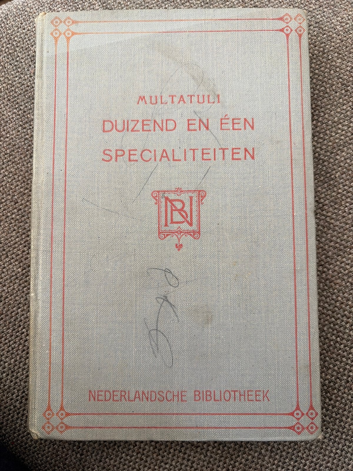 Multatuli - Duizend en Eén Specialiteiten (1909), Boeken, Ophalen of Verzenden, Gelezen, Nederland
