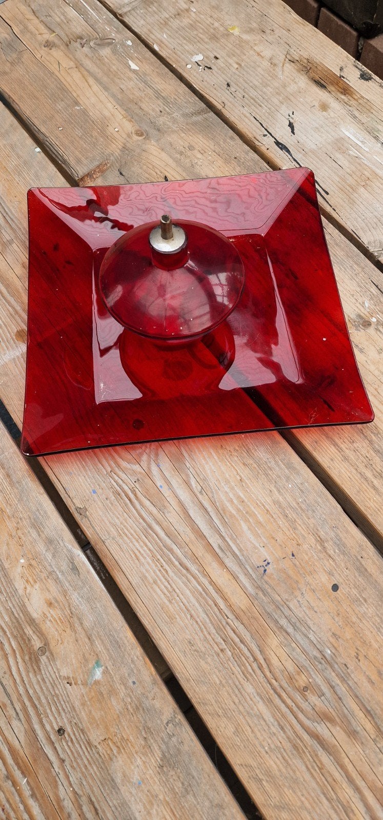 Decoratieve rode schaal met olielamp, Ophalen