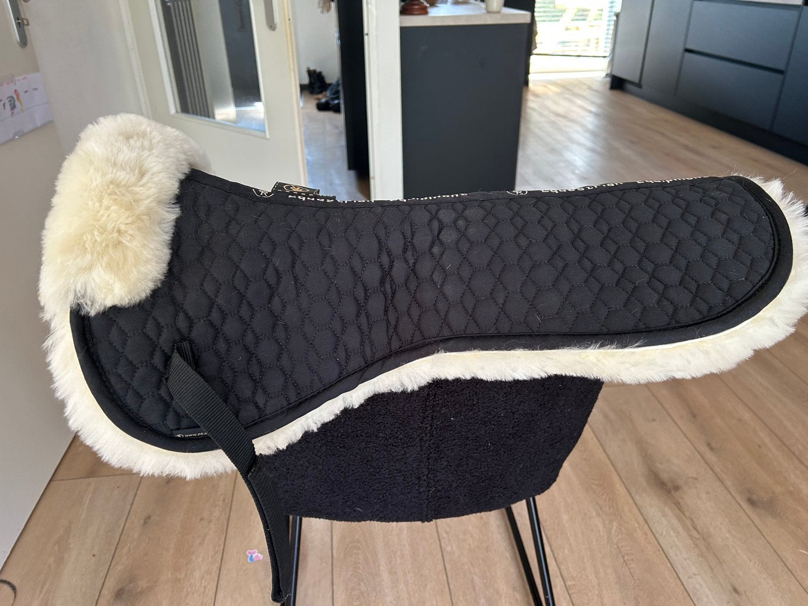Nieuwe zadelonderlegger van imitatievacht, Dieren en Toebehoren, Paarden en Pony's | Dekens en Dekjes, Ophalen of Verzenden, Zo goed als nieuw