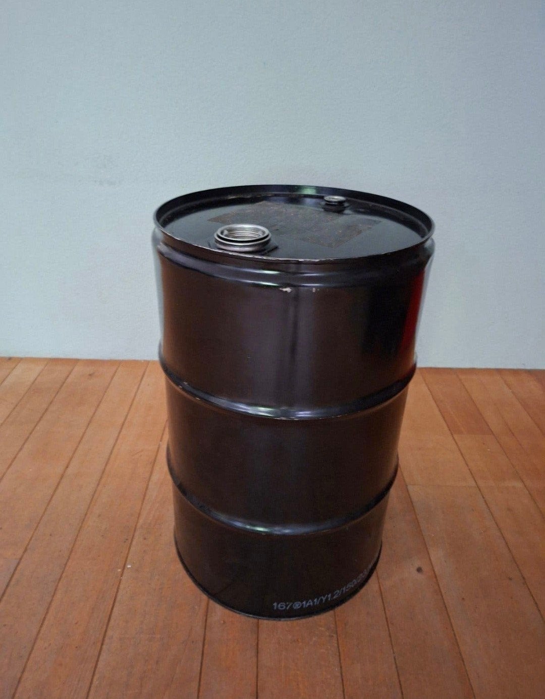 Zwart metalen vat, Ophalen